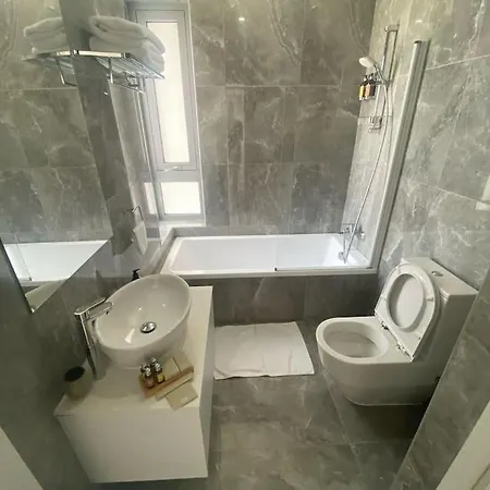 The Address -beachfront 2 Bedroom * 利马索尔