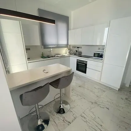 The Address -beachfront 2 Bedroom 利马索尔